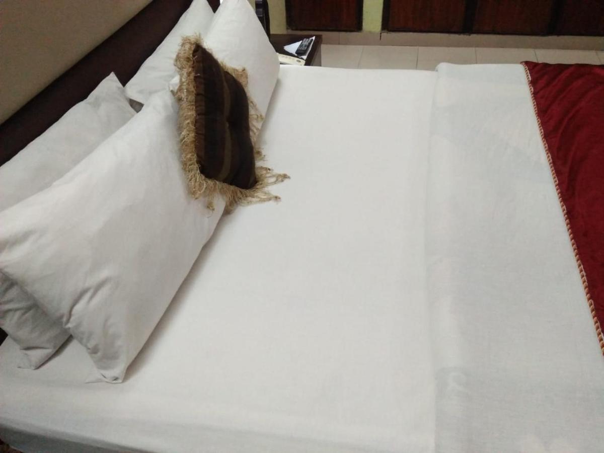 Tourist Inn Hotel ラホール エクステリア 写真